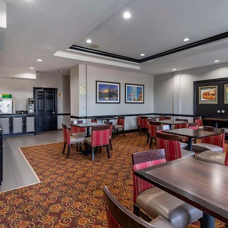 Quality Inn & Suites I-35 E-Walnut Hill Dallas Buitenkant foto