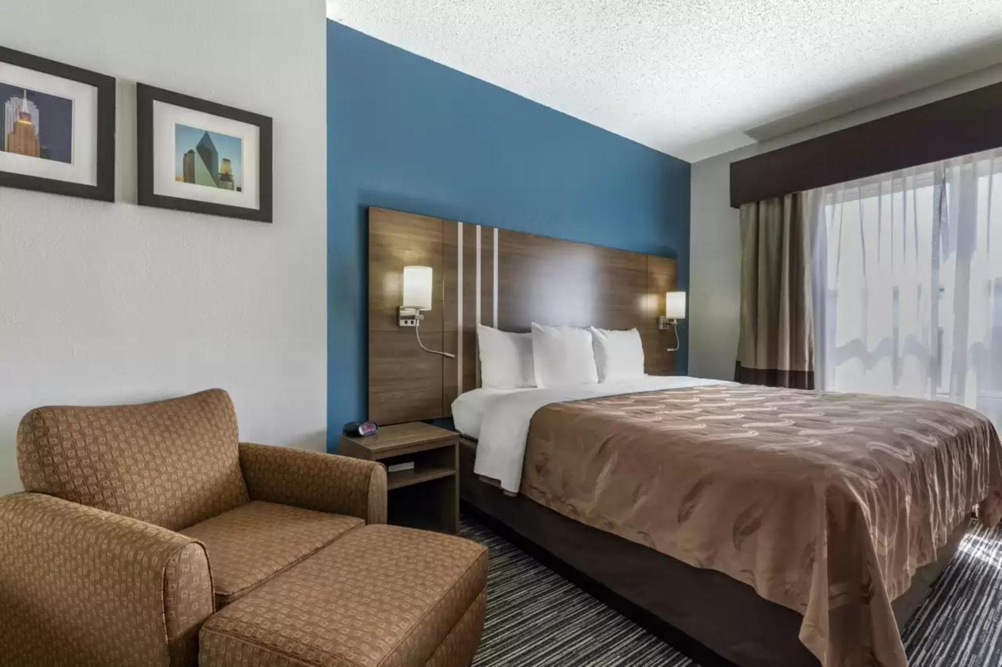 Quality Inn & Suites I-35 E-Walnut Hill Dallas Buitenkant foto