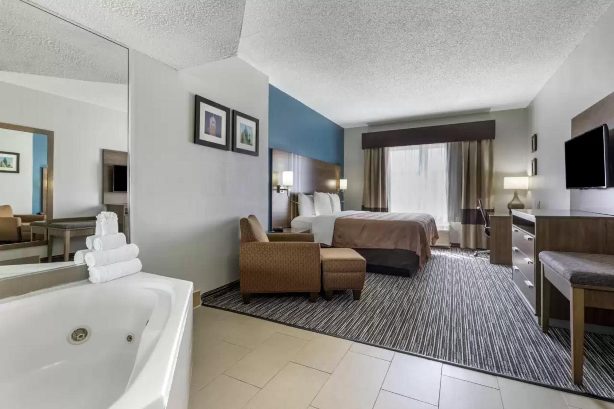Quality Inn & Suites I-35 E-Walnut Hill Dallas Buitenkant foto