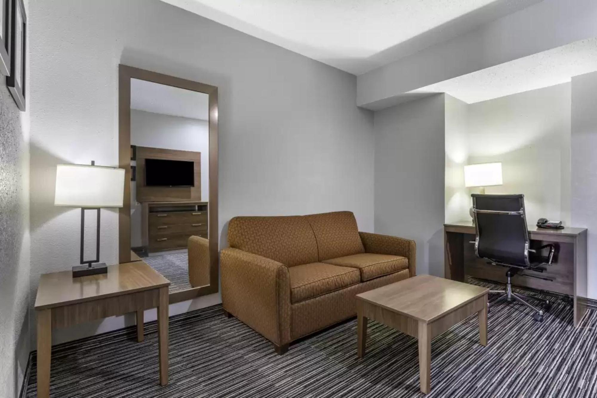 Quality Inn & Suites I-35 E-Walnut Hill Dallas Buitenkant foto