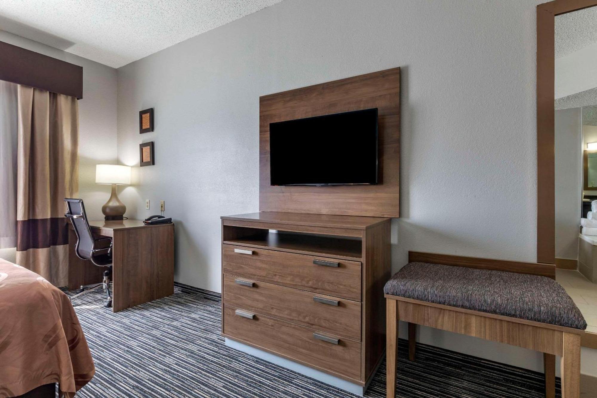 Quality Inn & Suites I-35 E-Walnut Hill Dallas Buitenkant foto