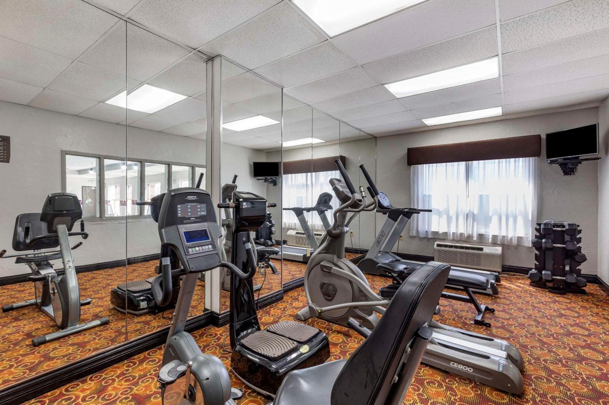 Quality Inn & Suites I-35 E-Walnut Hill Dallas Buitenkant foto