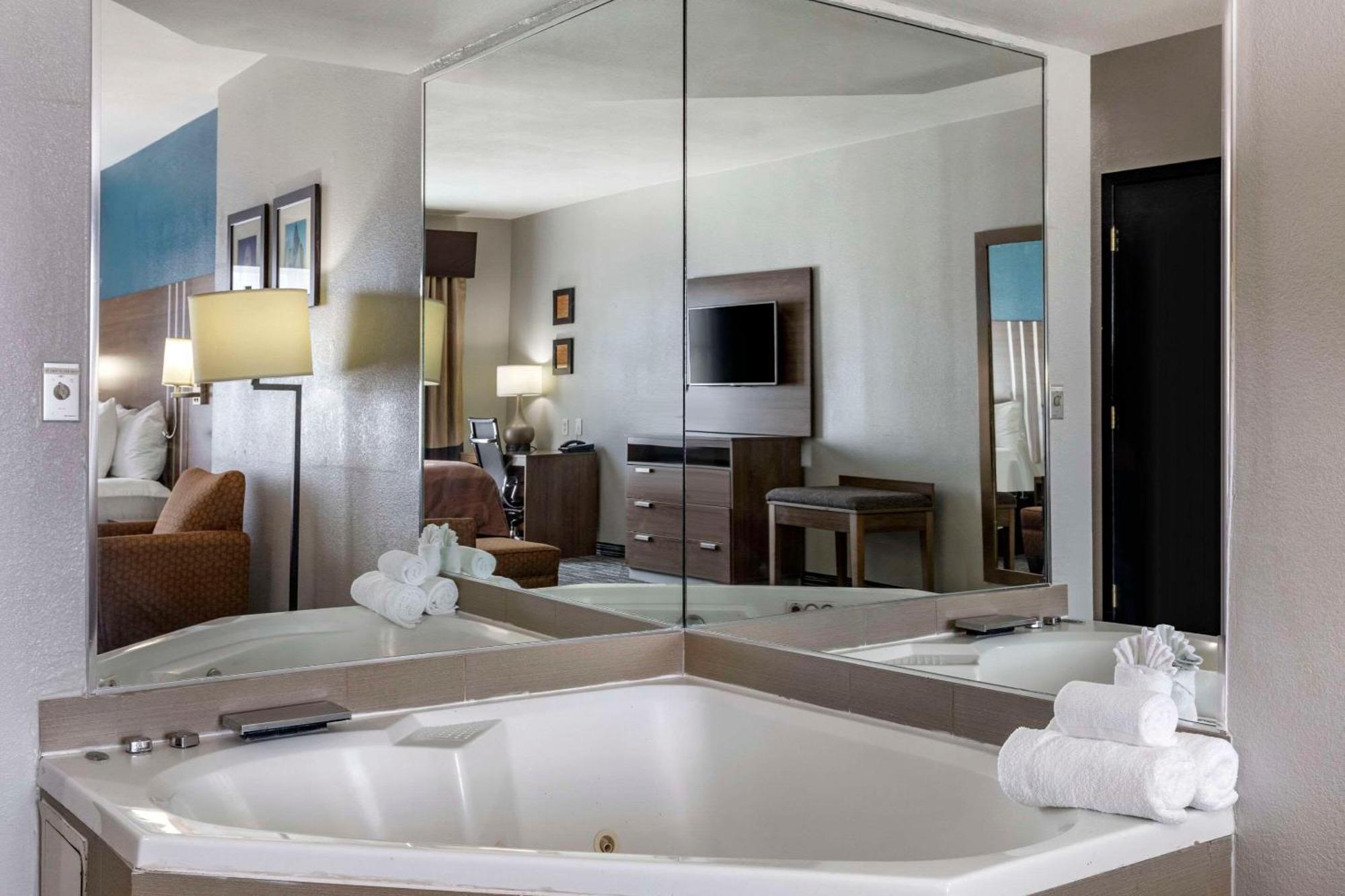 Quality Inn & Suites I-35 E-Walnut Hill Dallas Buitenkant foto