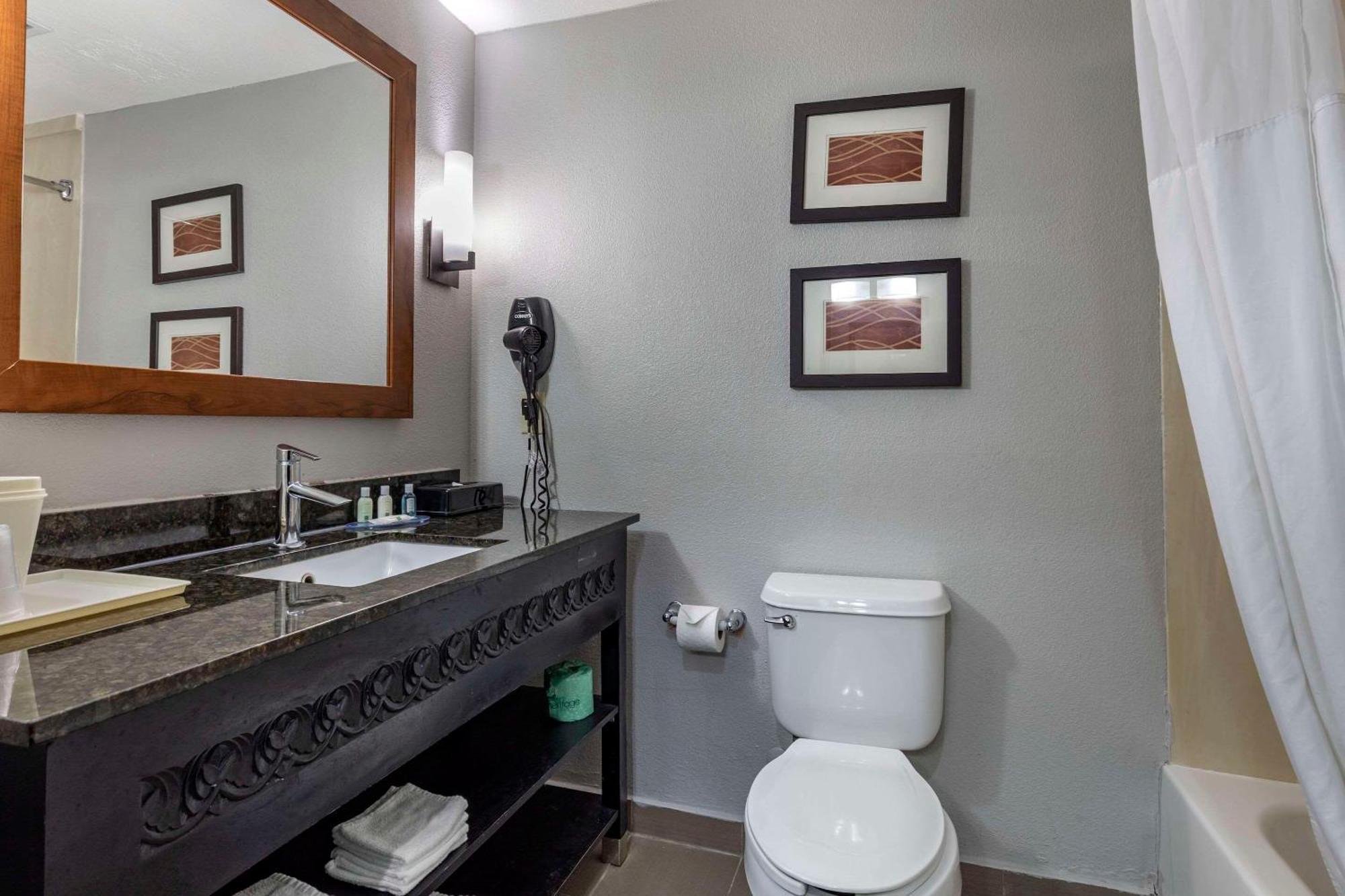 Quality Inn & Suites I-35 E-Walnut Hill Dallas Buitenkant foto