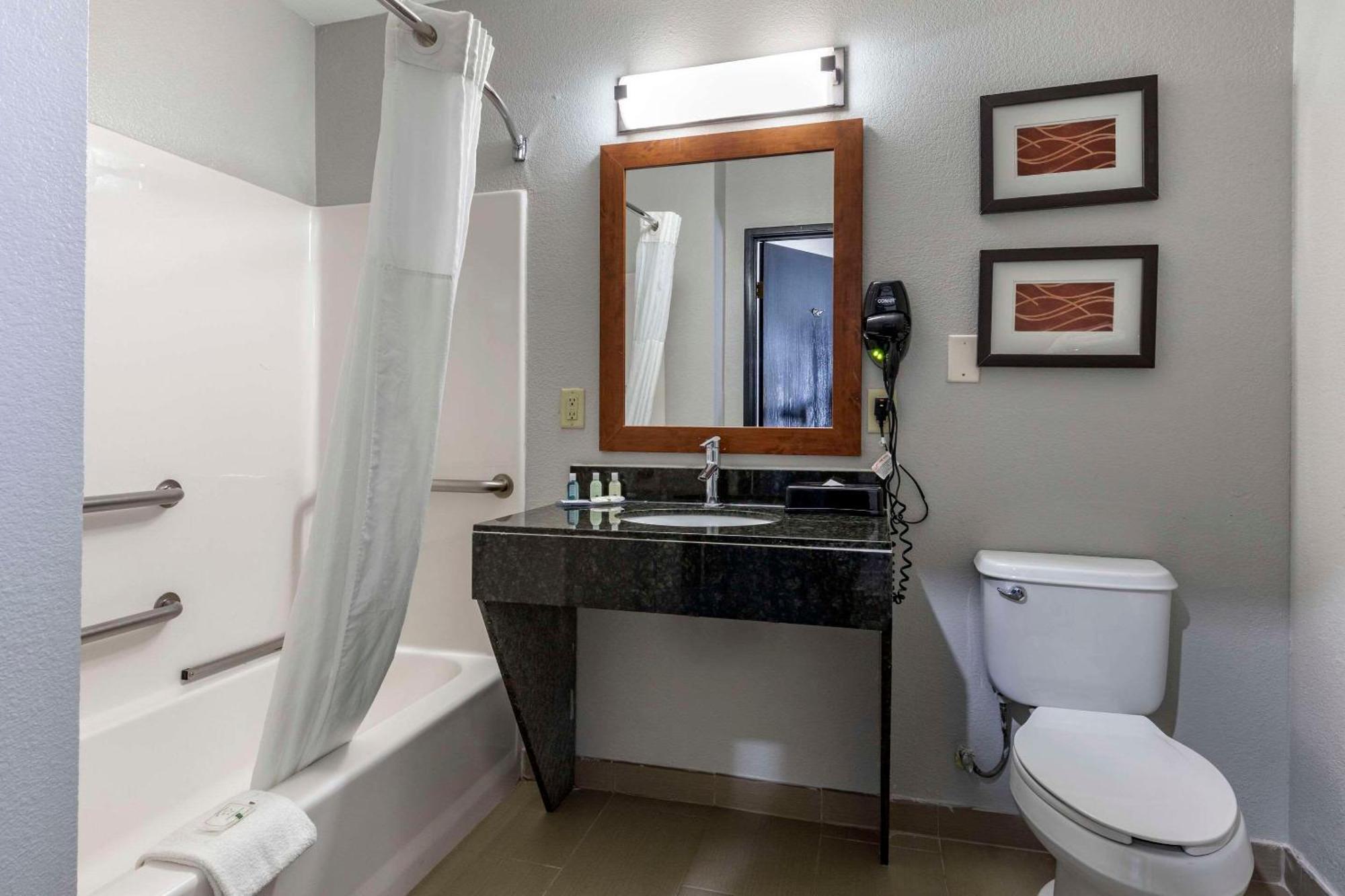 Quality Inn & Suites I-35 E-Walnut Hill Dallas Buitenkant foto