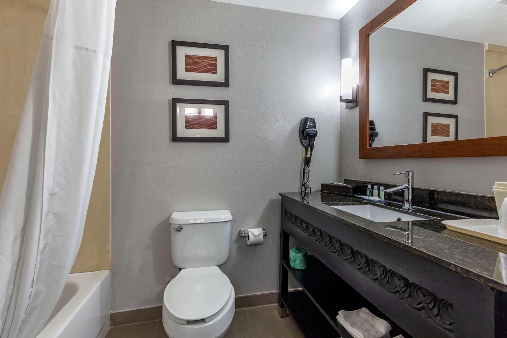 Quality Inn & Suites I-35 E-Walnut Hill Dallas Buitenkant foto