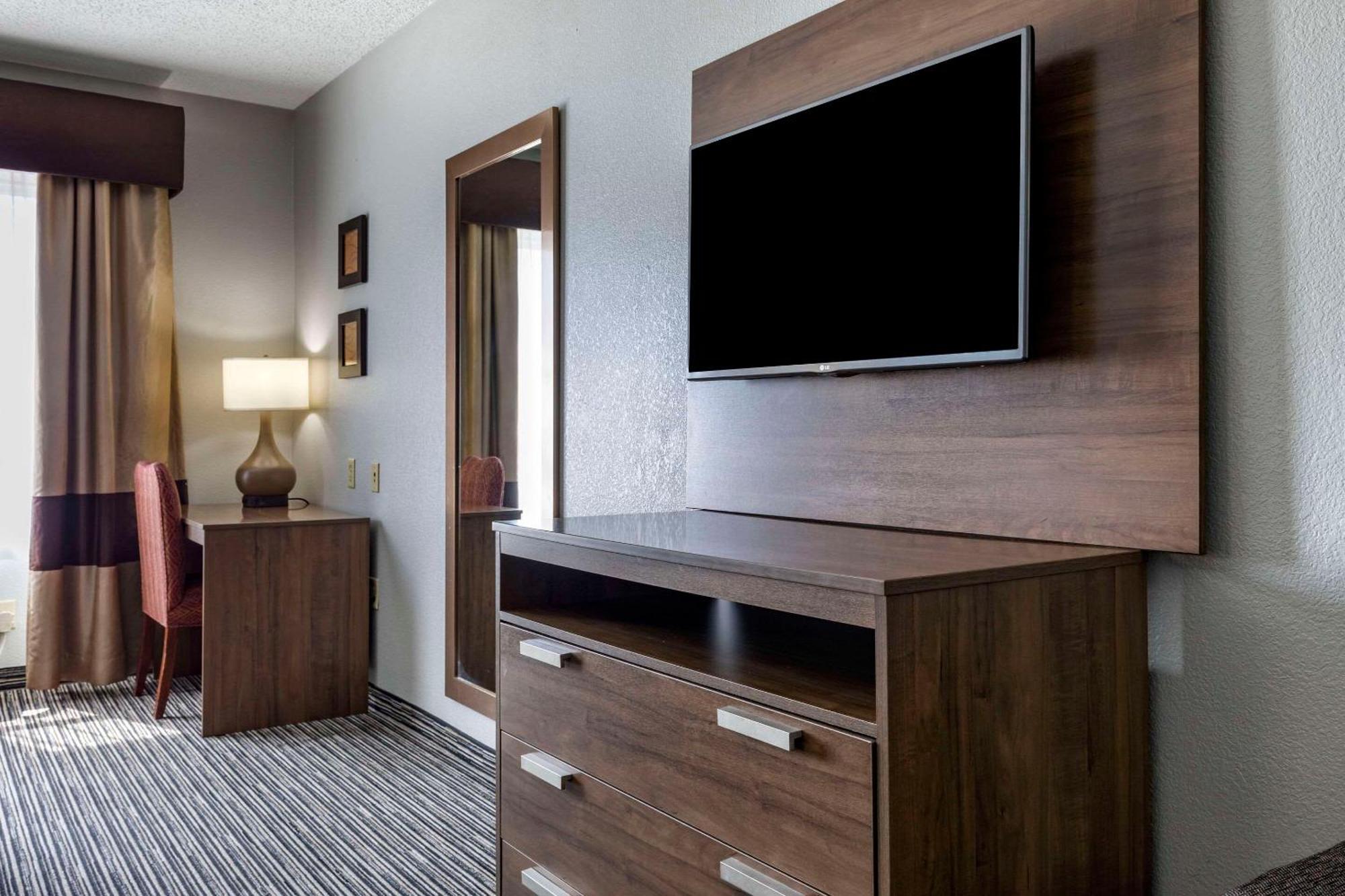 Quality Inn & Suites I-35 E-Walnut Hill Dallas Buitenkant foto