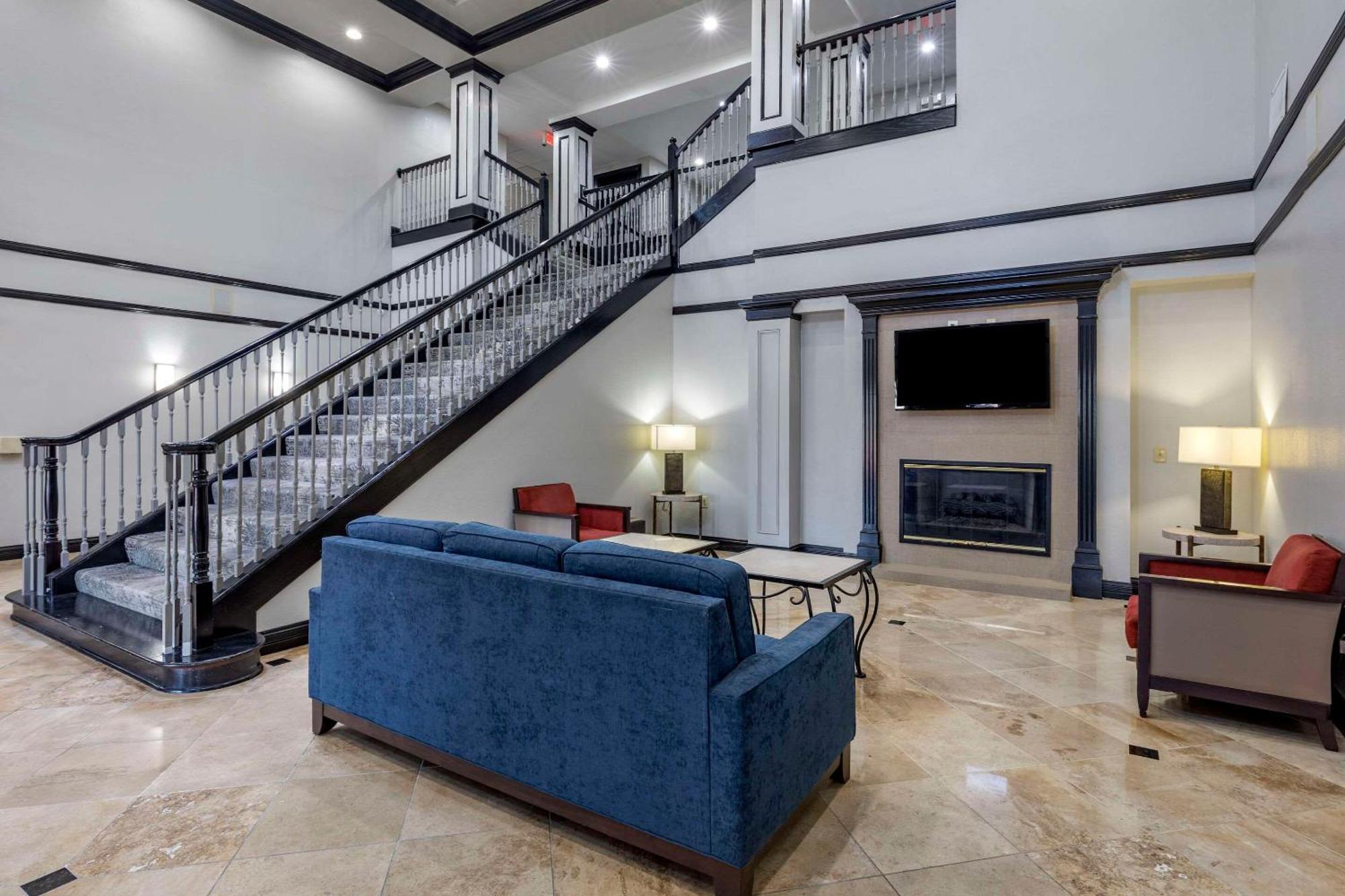 Quality Inn & Suites I-35 E-Walnut Hill Dallas Buitenkant foto