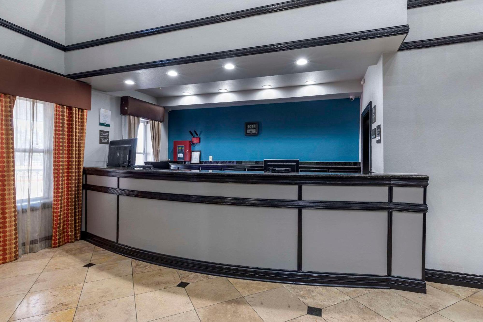 Quality Inn & Suites I-35 E-Walnut Hill Dallas Buitenkant foto